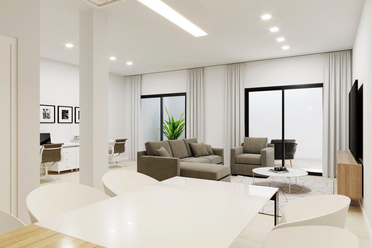 Ruime woonkamer met moderne inrichting en grote ramen in een 2-slaapkamer appartement, Torrevieja, Costa Blanca Zuid.