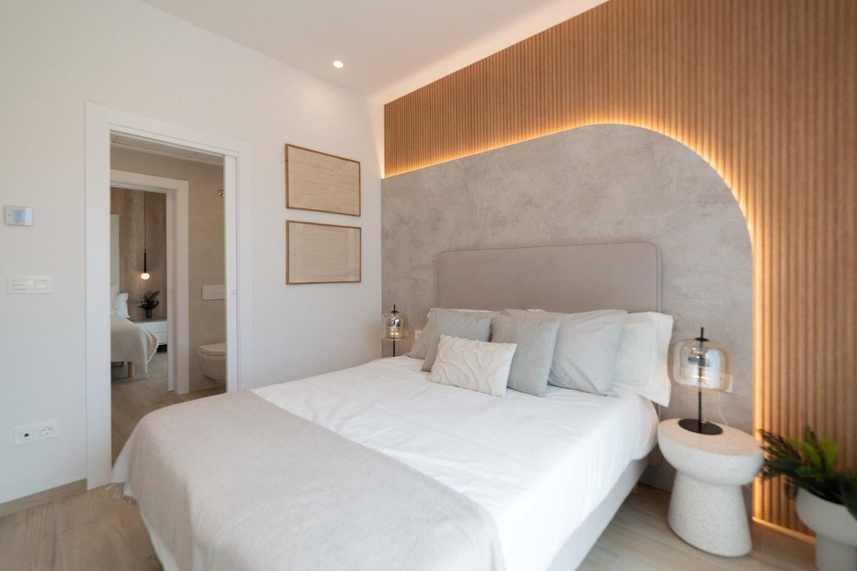 Rustige slaapkamer in een 3-slaapkamer villa in Rojales, met een neutraal kleurenpalet en moderne meubels.