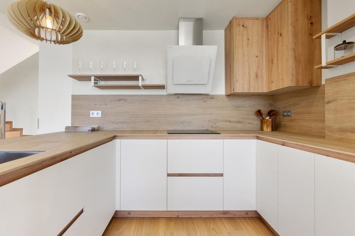 Gedetailleerd uitzicht op keukenkasten met houten texturen in het ontwerp van de villa in Rojales.