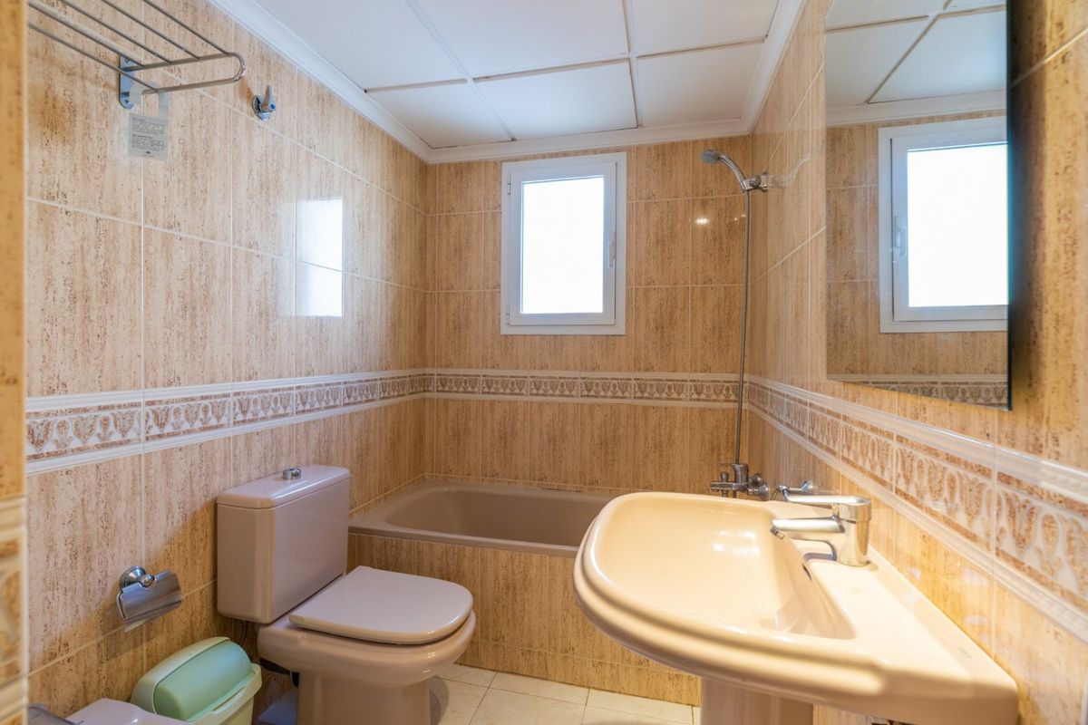 Badkamer in een 1-slaapkamer bungalow in Calpe, met moderne armaturen en een groot bad.