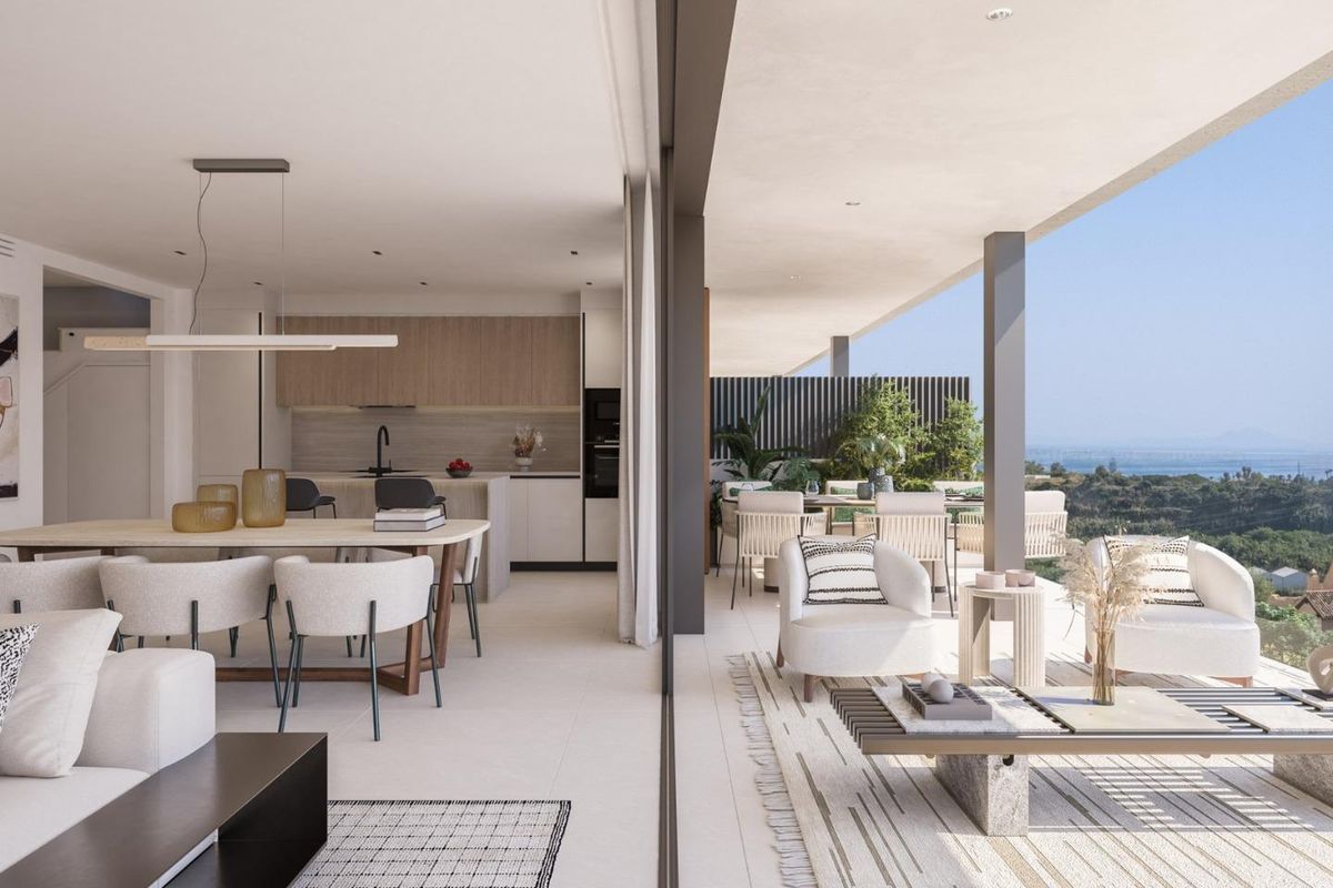 Heldere, open woonkamer in een 3-slaapkamer penthouse in Estepona, met een terras met schilderachtig uitzicht.