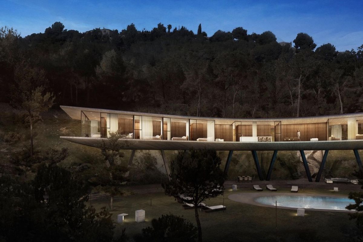 Avondzicht op een eigentijdse villa in Benissa, met een zwembad en royale buitenruimte.