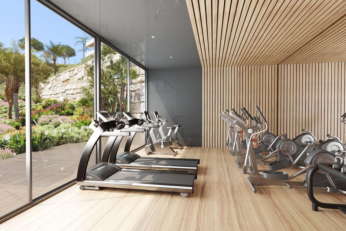 Moderne gym met panoramisch uitzicht, onderdeel van de voorzieningen voor een begane grond appartement in Mijas.