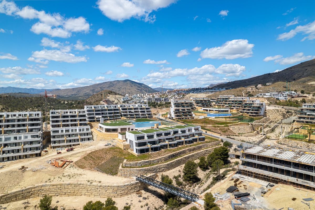 Luchtfoto van een nieuwe ontwikkeling in Finestrat, met meerdere appartementen en een zwembad.