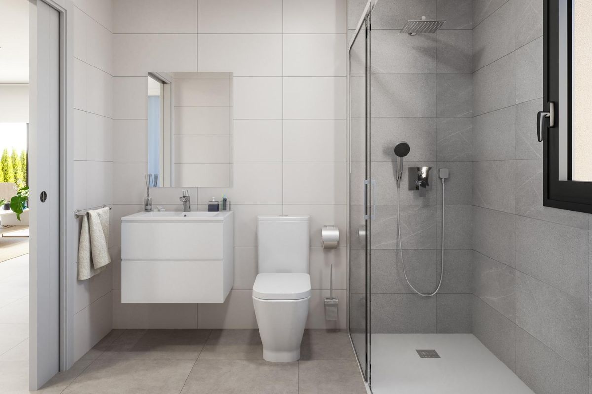 Stijlvolle badkamer in een 3-slaapkamer villa in Vera, Costa de Almeria, met een douche en moderne armaturen.