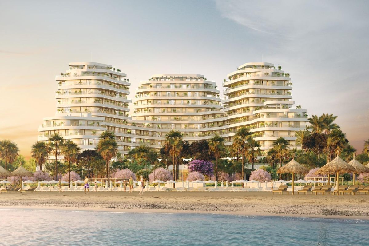 Moderne appartementen aan het strand in Málaga, Costa del Sol, met elegante architectuur en weelderige omgeving.