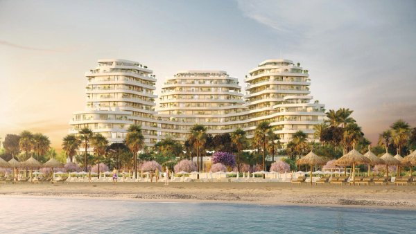 Moderne appartementen aan het strand in Málaga, Costa del Sol, met elegante architectuur en weelderige omgeving.