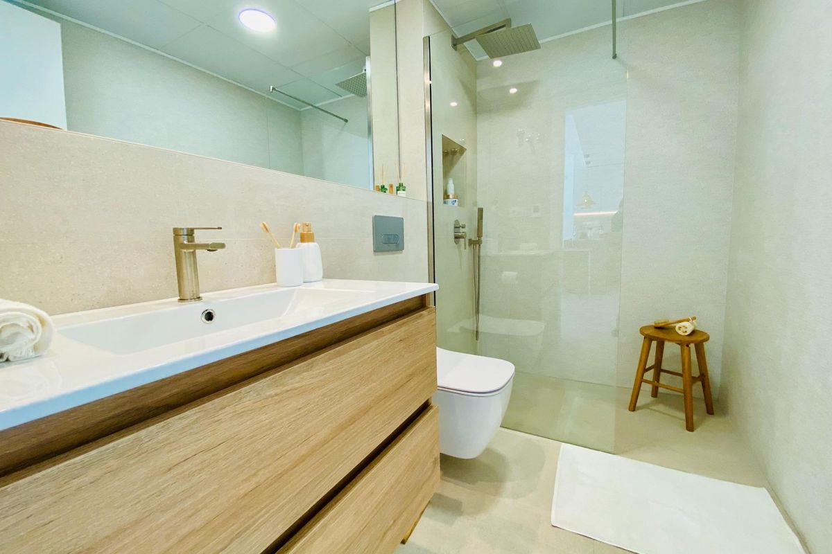 Moderne indeling van de badkamer met hoogwaardige afwerkingen in het appartement in Pilar de La Horadada.