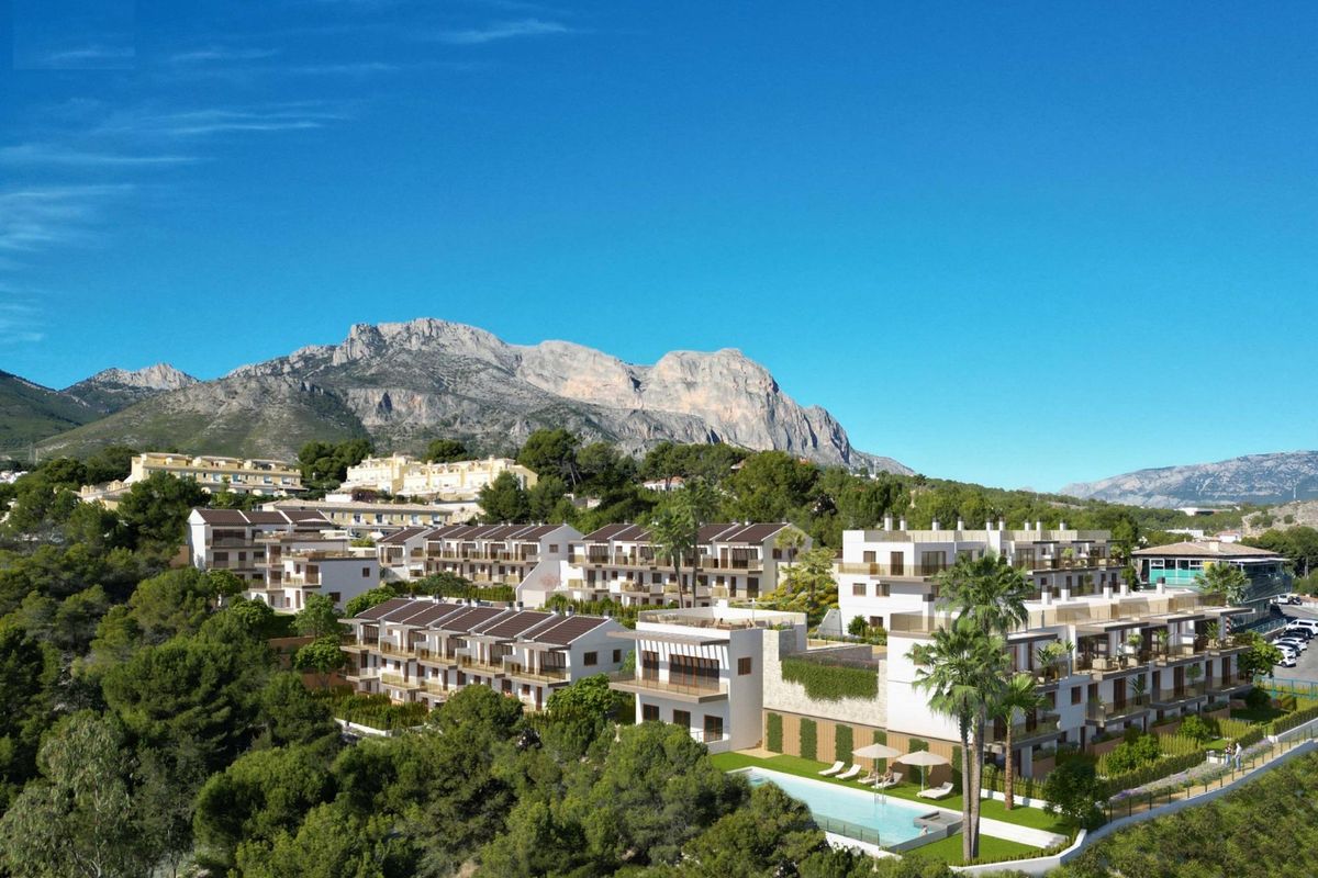 Prachtige villa-complexen genesteld in de natuur, met zicht op 4-slaapkamer townhouses in La Nucia.