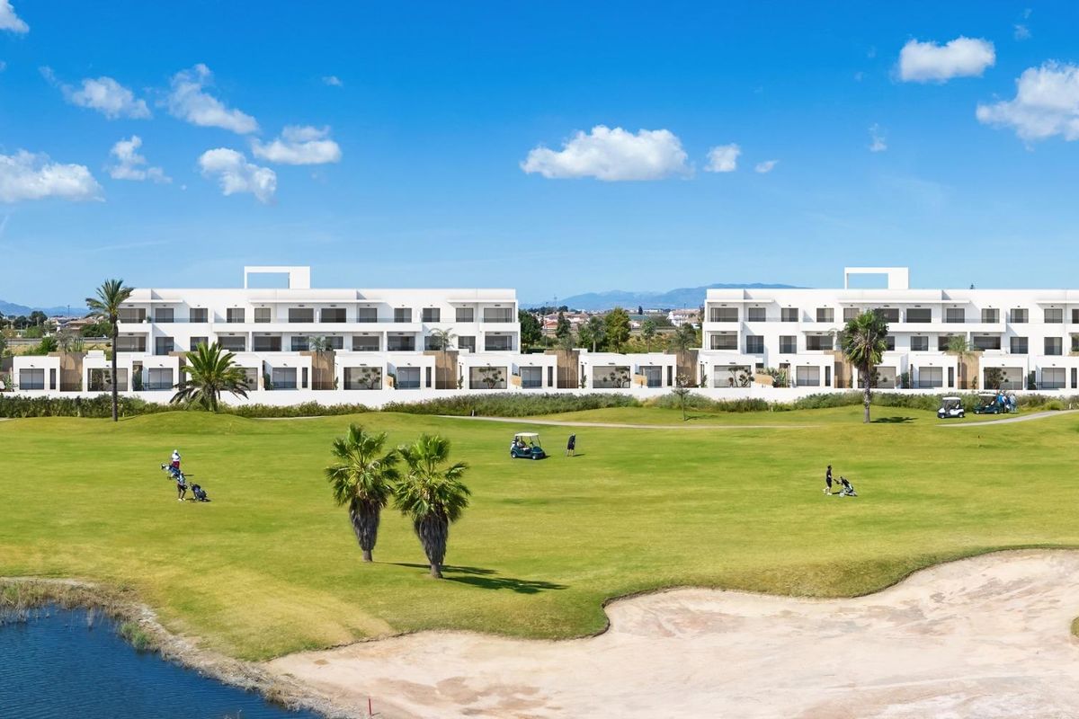 Schilderachtig uitzicht op golfers op de golfbaan naast het 2-slaapkamer appartementencomplex in Los Alcazares, Costa Calida.