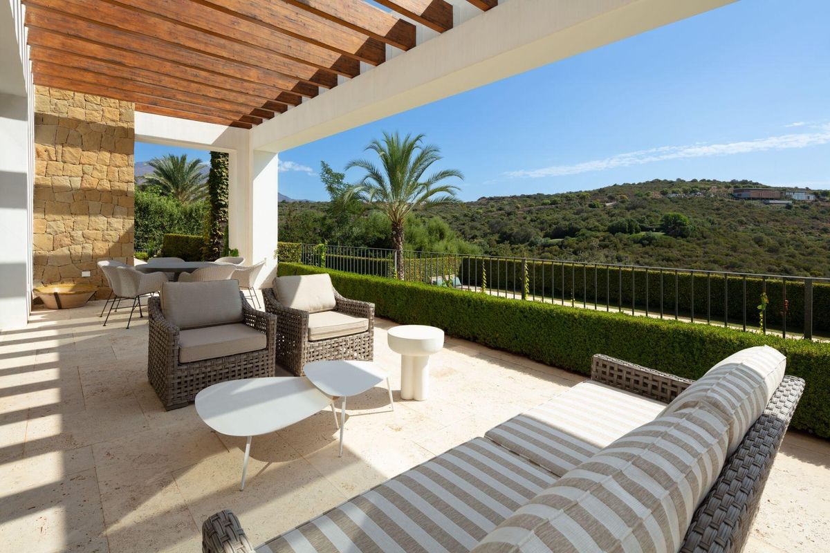 Stijlvol terras met zitplaatsen en uitzicht op de bergen in een villa met zes slaapkamers in Casares.