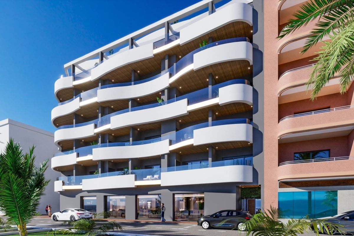 Buitenzicht van een modern drie-slaapkamer appartement in Torrevieja, met stijlvolle lijnen en balkons.