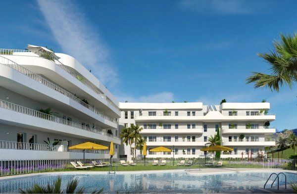 Buitenzicht van een modern appartementencomplex met zwembad en ligbedden in Fuengirola, Costa del Sol.