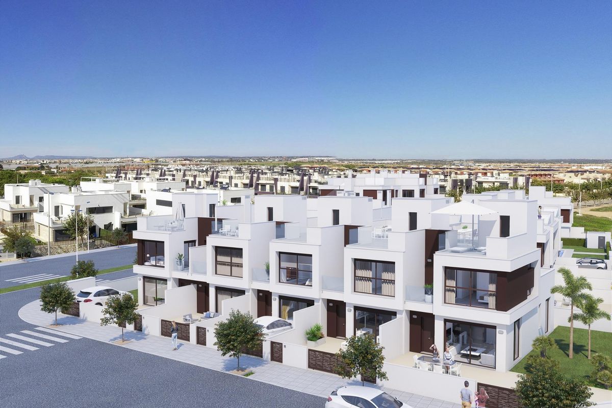 Luchtfoto van een stijlvol appartementencomplex in Pilar de La Horadada, Costa Blanca, met weergave van de indeling.