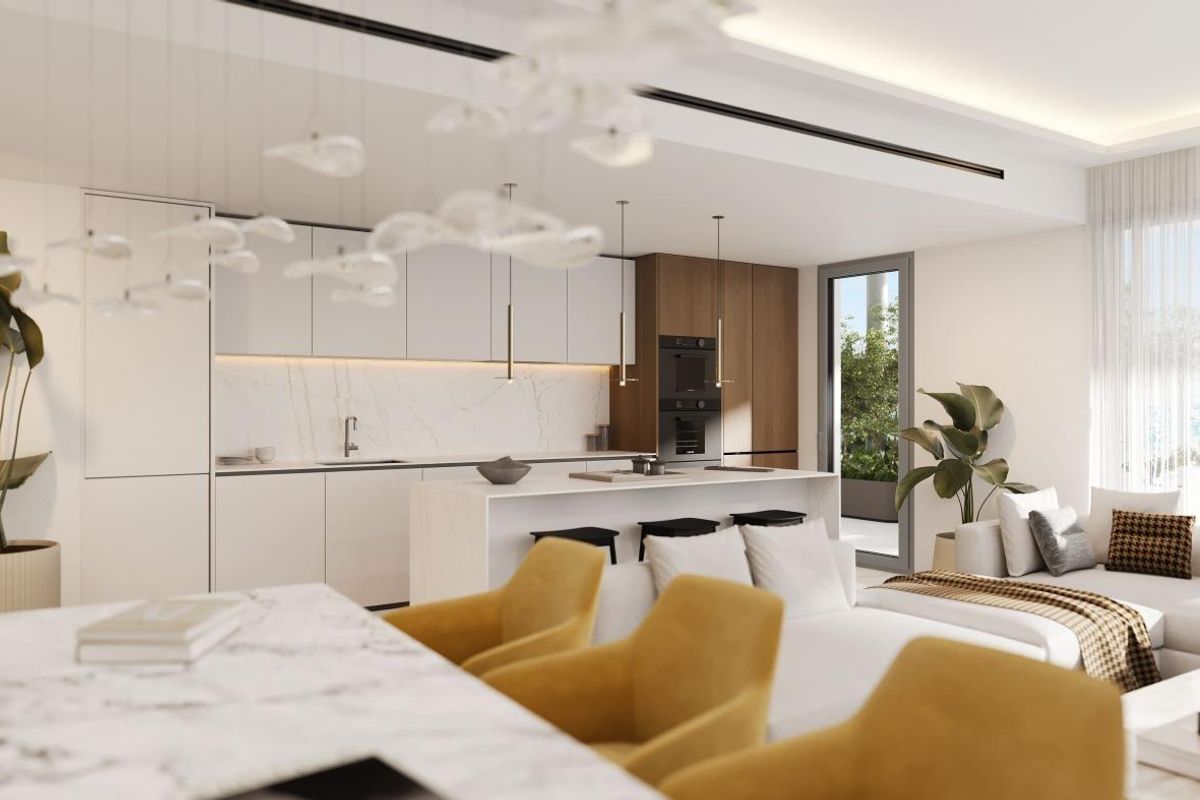 Moderne keuken en eetgedeelte in een penthouse in Benalmádena. Heldere esthetiek met natuurlijk licht.