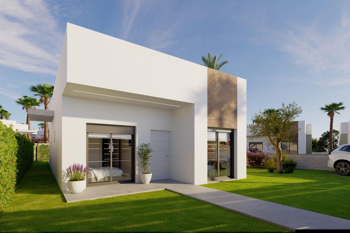 Stijlvol exterieur van een villa in Algorfa, Costa Blanca, met strakke lijnen en een aangelegde voortuin.