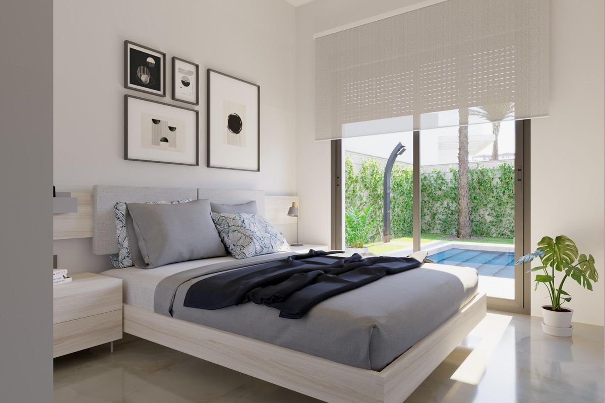 Gezellige slaapkamer in een villa in Algorfa, Costa Blanca, met natuurlijk licht en een serene sfeer.