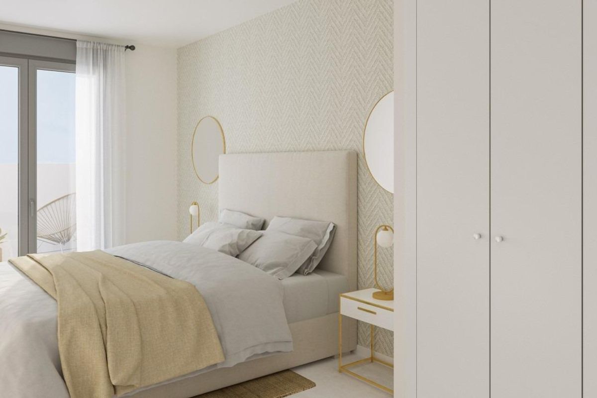Gezellige hoofdslaapkamer met neutrale tinten en toegang tot een privéterras in het penthouse in Benalmádena.