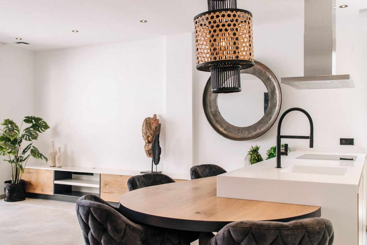 Stijlvol eetgedeelte met een ronde tafel en moderne decoratie in het 4-slaapkamer appartement in Rojales.