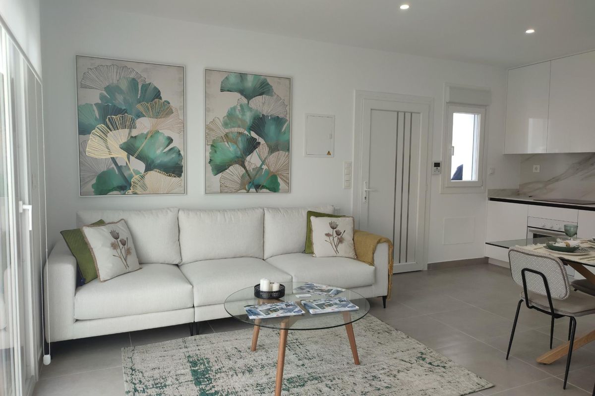 Elegante woonkamer met moderne inrichting in een townhouse in Torre Pacheco, Costa Calida, Spanje.
