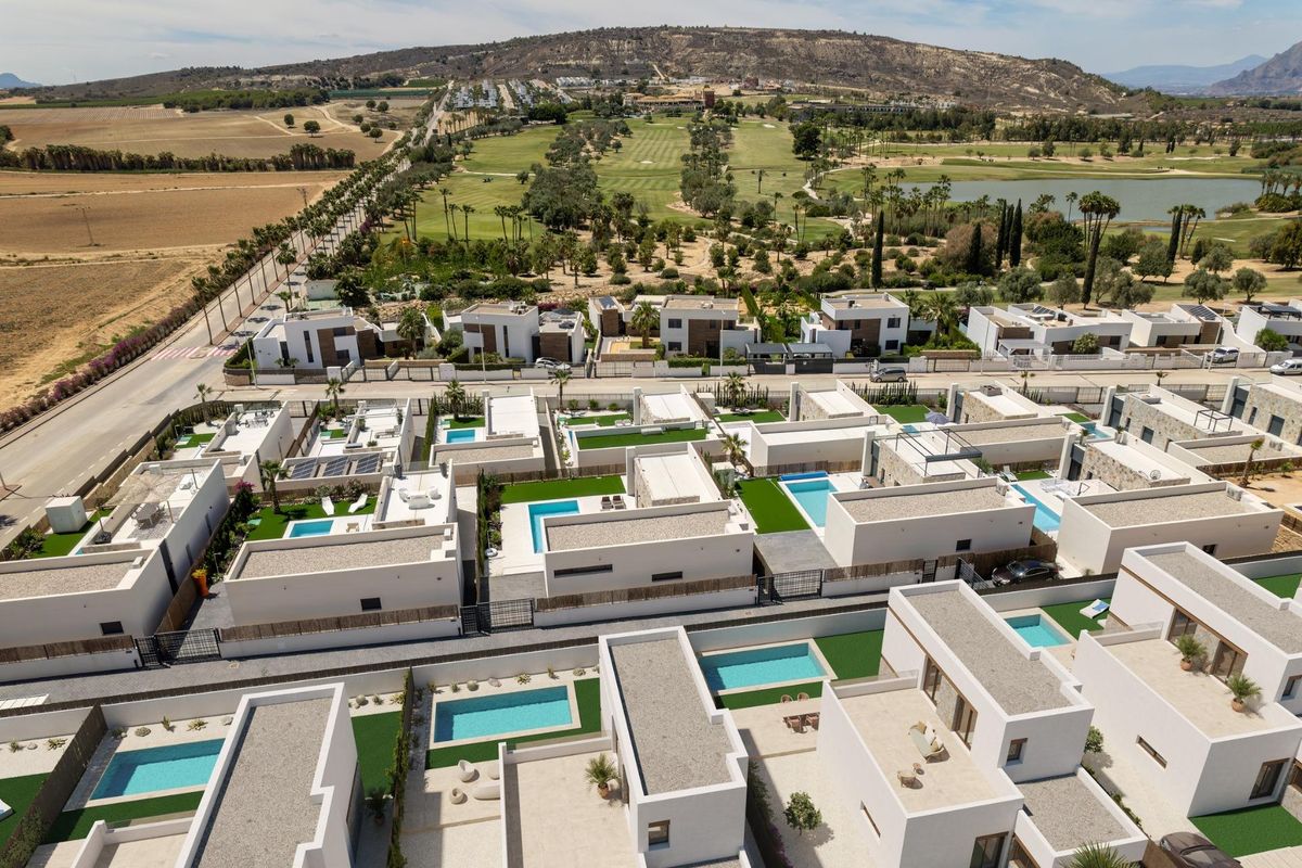 Scenisch luchtperspectief van villa's in Algorfa, Costa Blanca Zuid, met velden en groene ruimtes eromheen.