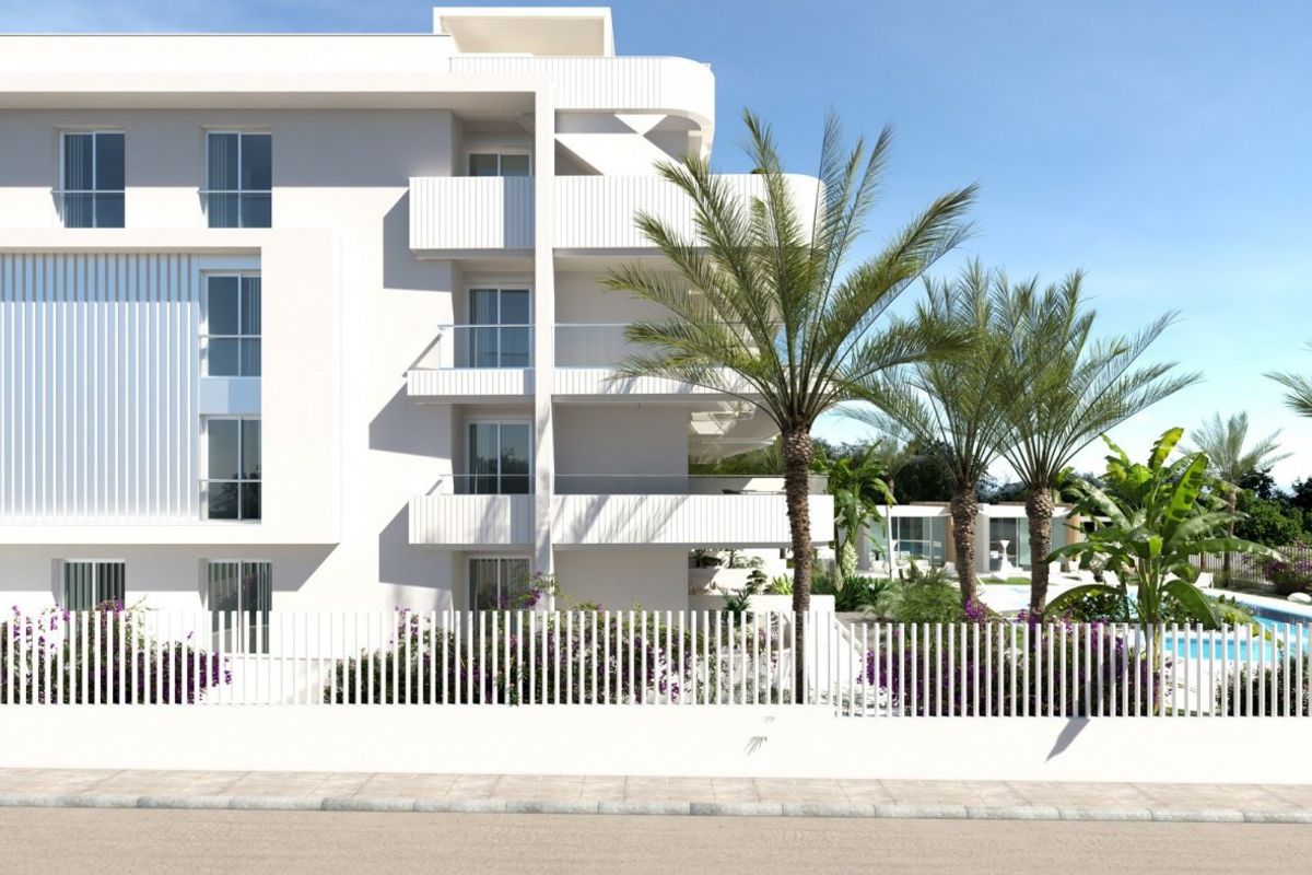 Contemporary gevel van een appartementencomplex met palmbomen, gelegen in Orihuela Costa.