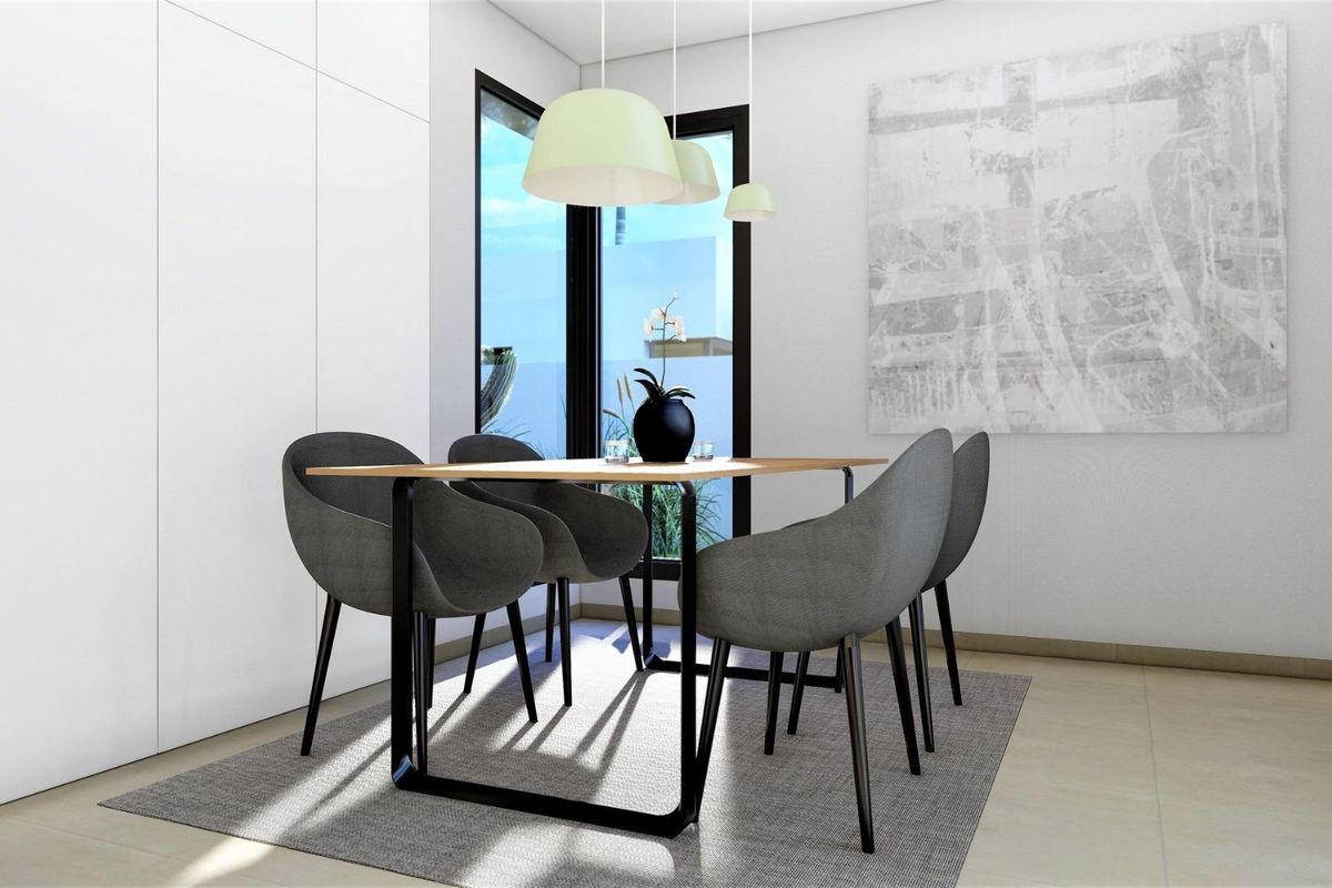 Elegante eettafel in de villa van San Fulgencio, met uitzicht op het natuurlijke landschap buiten.