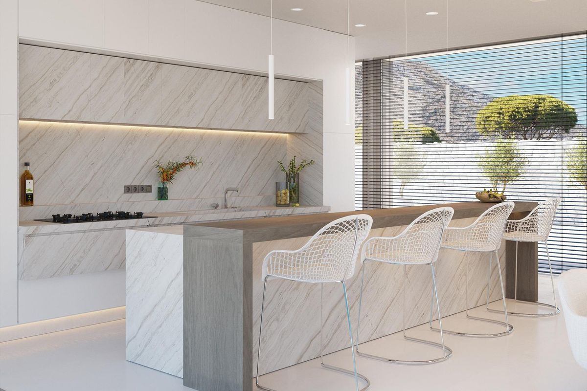 Contemporary keuken met elegant eiland en modern ontwerp, met toegang tot buiten in villa in Benahavís.
