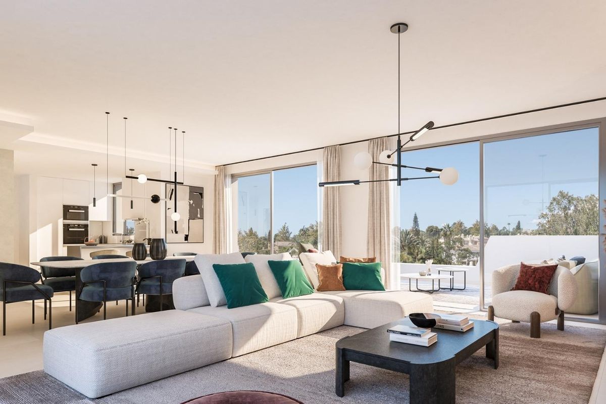 Gezellige woonkamer in een penthouse, ingericht met moderne decoraties en grote ramen in Marbella.