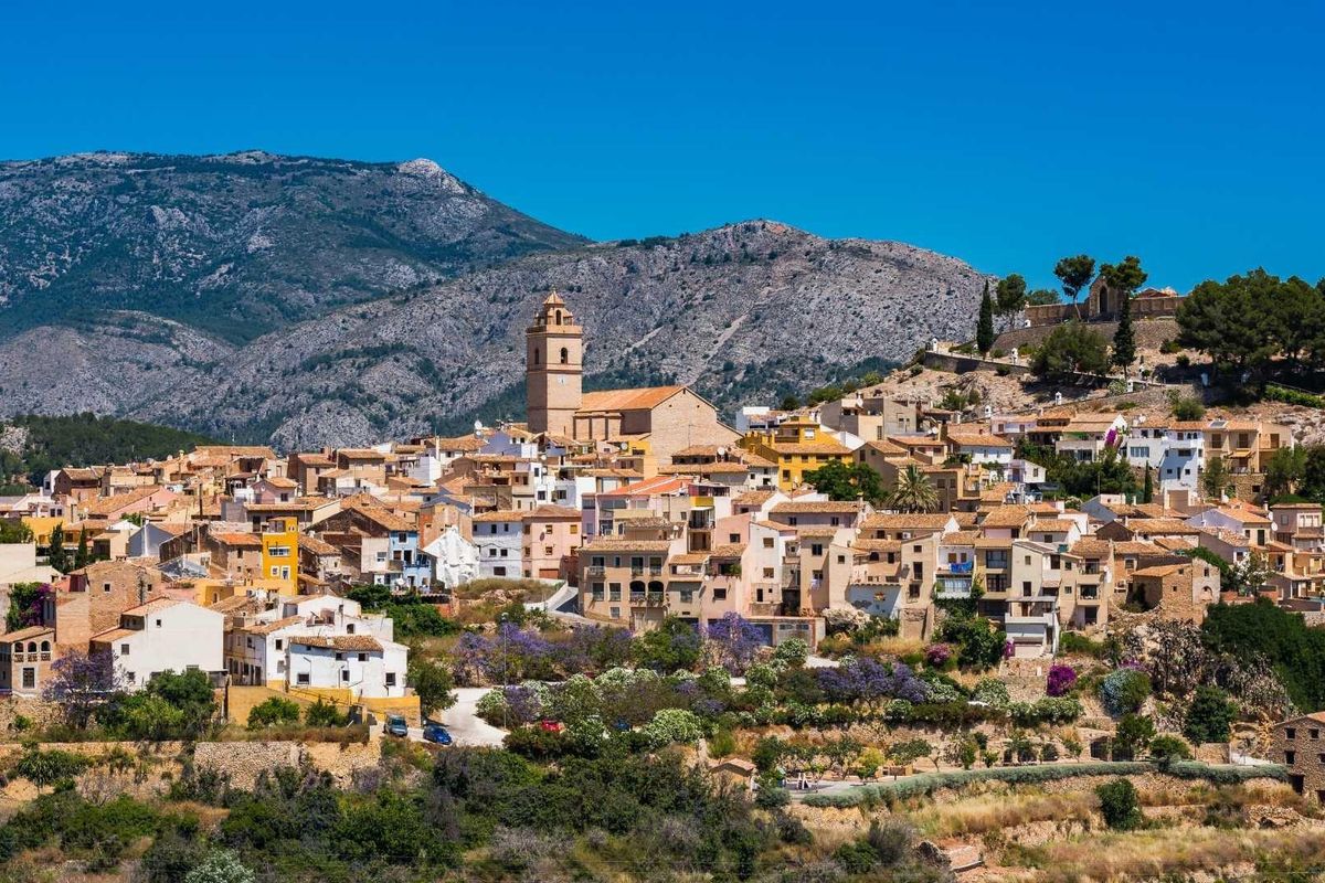 Schilderachtig uitzicht op Polop, met het historische dorp en de omliggende bergen in Costa Blanca Noord.