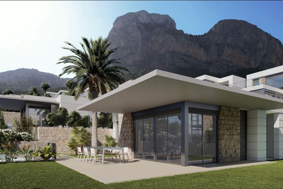 Moderne 3-slaapkamer villa buitenkant met tuin en bergzicht in Polop, Costa Blanca Noord.