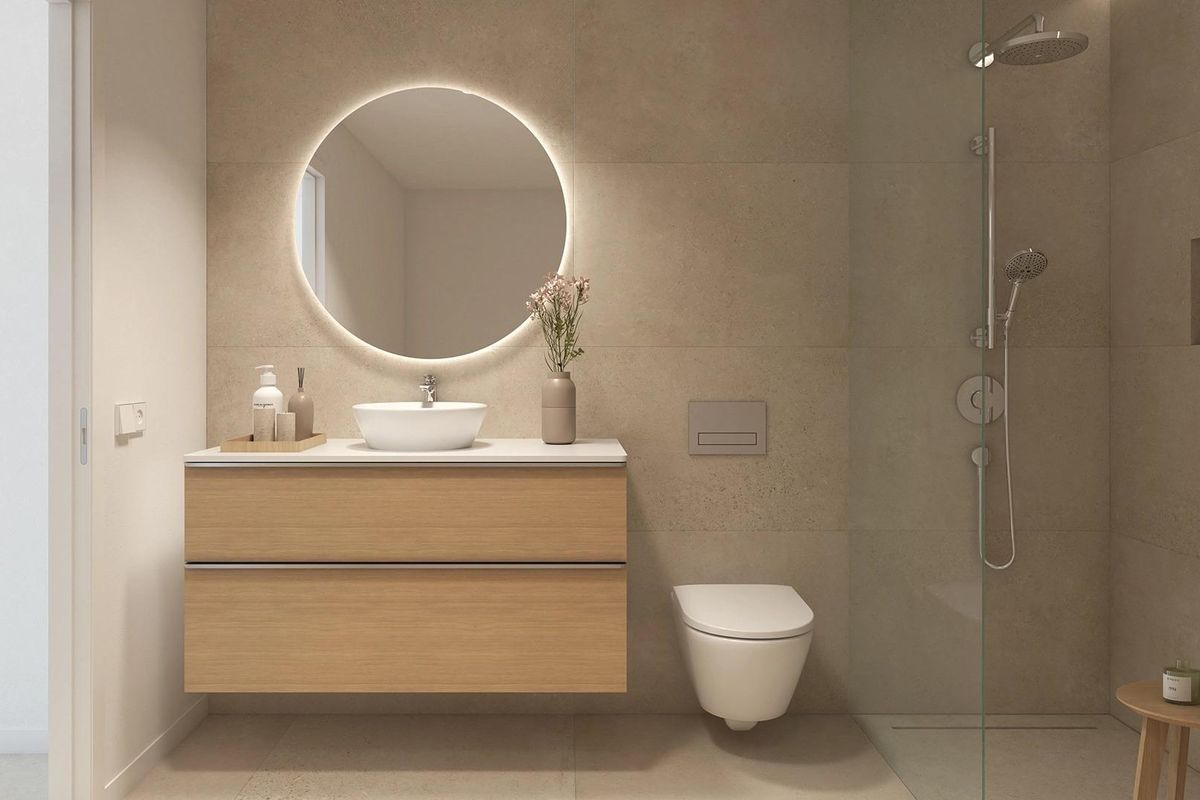 Moderne badkamer met strakke ontwerpen en douche in een appartement in Marbella.