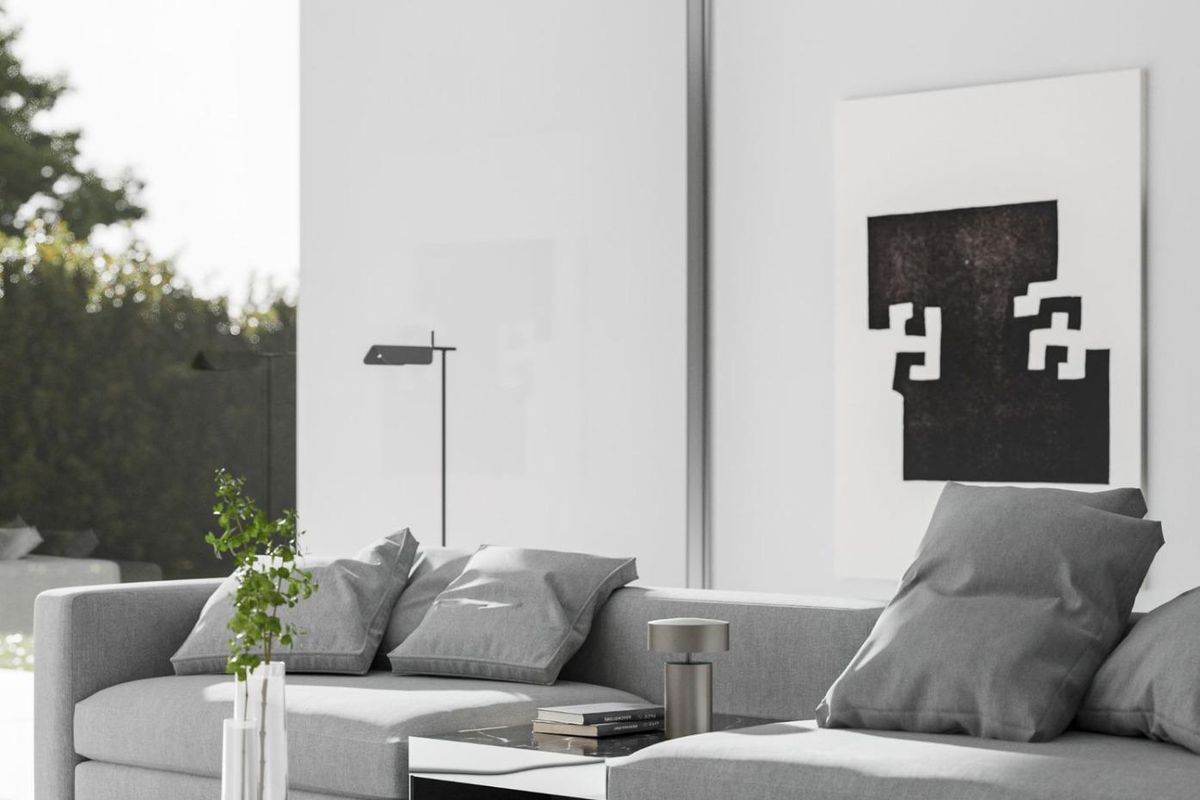 Gedetailleerd uitzicht op een strakke woonkamer-inrichting met kussens en decoratieve elementen in een hedendaagse villa in Estepona.