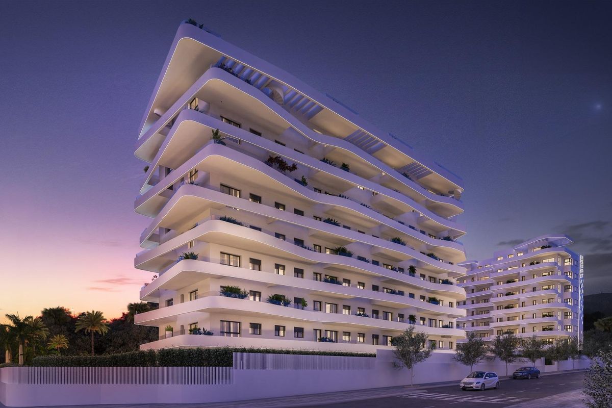 Moderne buitenkant van een 1-slaapkamer appartement in Villajoyosa, Costa Blanca North, bij schemering.