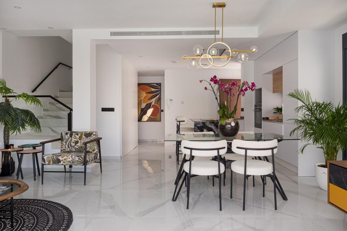 Tuinzicht op de eettafel naast het zwembad, perfect voor buitenmaaltijden in San Pedro del Pinatar.