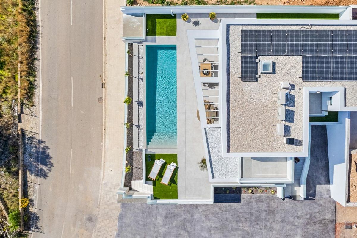 Vooraanzicht van een villa in Polop met moderne stijl en omringende natuur.