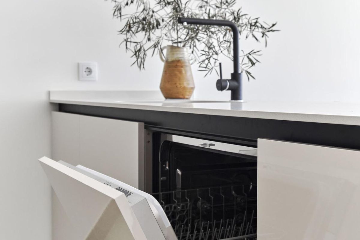 Close-up van een vaatwasser in een stijlvolle keuken, met de nadruk op het moderne ontwerp in een bungalow in Torrevieja.