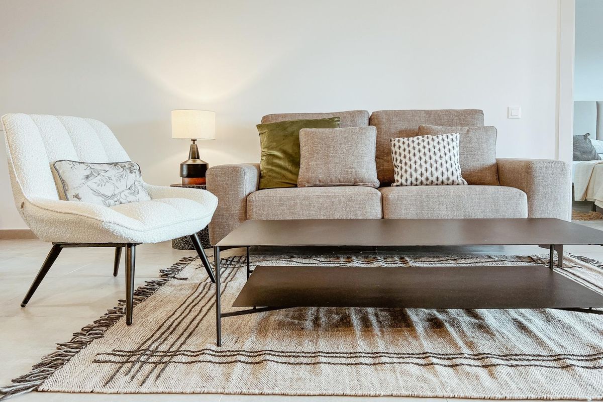 Gezellige woonkamer met een bank en decoratieve elementen in het 2-slaapkamer appartement in Cuevas Del Almanzora.