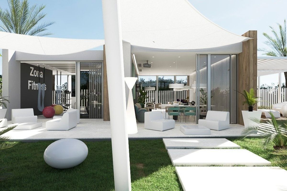 Fitnessruimte in een heldere buitenomgeving, met zitgelegenheid en groen in Orihuela Costa.