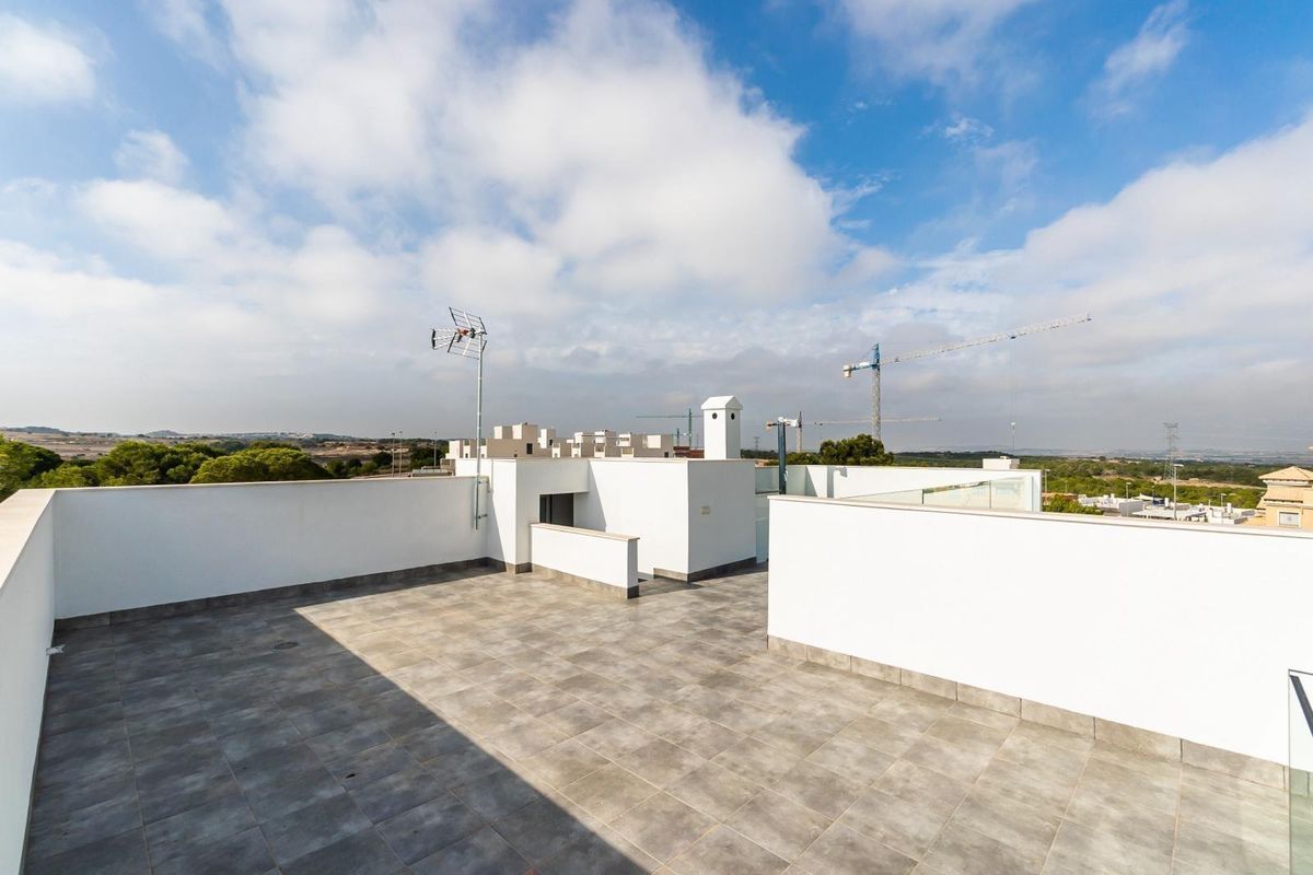 Another rooftop view from the three-bedroom villa in Orihuela Costa, showing a large, open area for relaxation.