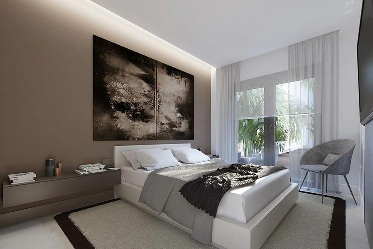 Stijlvolle slaapkamer in het penthouse, met natuurlijk licht en modern decor in Fuengirola.