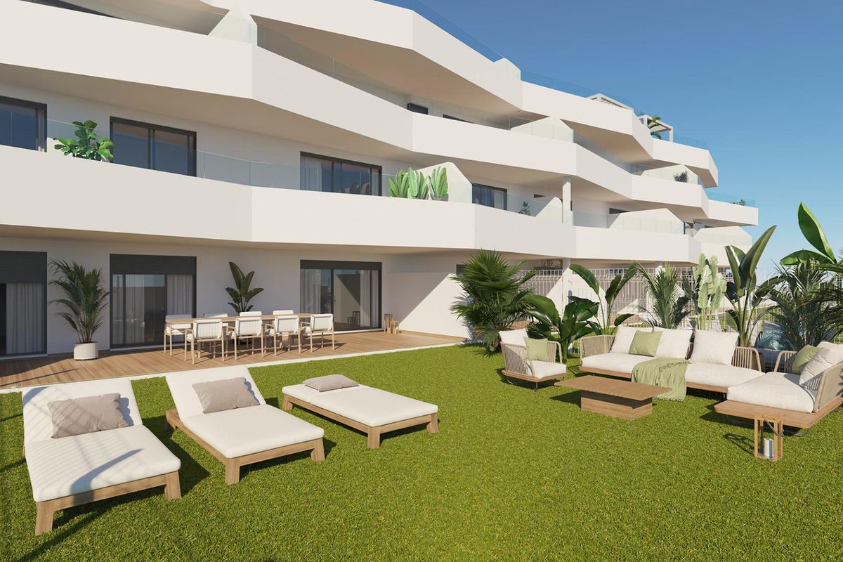 Stijlvol terras met zithoek en groen, biedt een gezellige buitenruimte in het penthouse van Estepona.