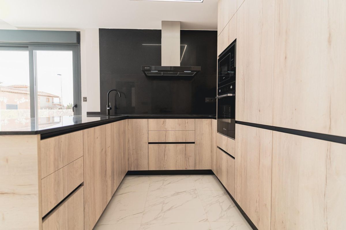 Keukenhoek met high-end apparaten en een praktische indeling in een stijlvolle villa in Orihuela Costa.