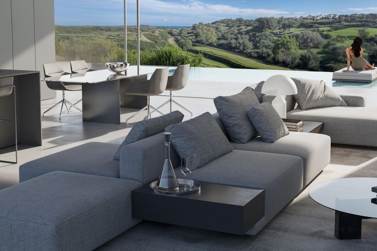 Contemporary woonkamer met een gezellige hoekbank en eetgedeelte, met schilderachtig uitzicht in Estepona, Costa del Sol.