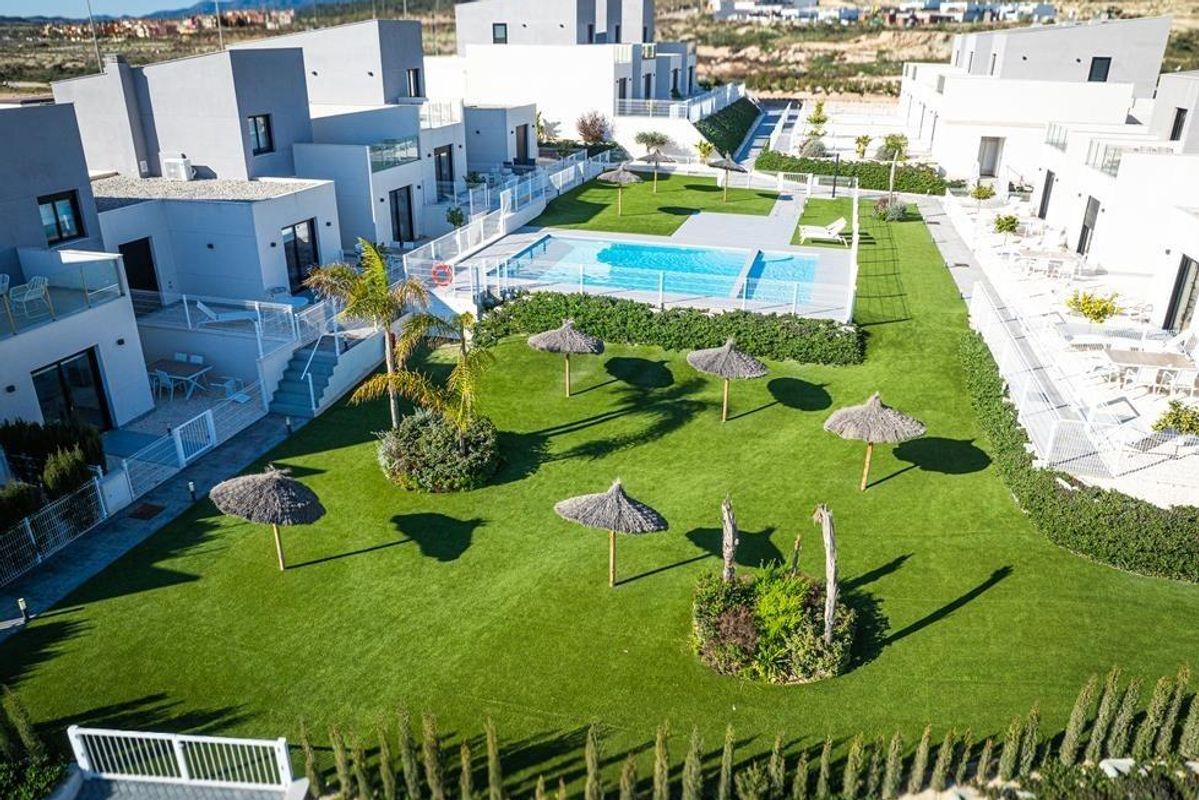 Nieuwbouwwoningen: instapklare rijhuizen en halfvrijstaande villa’s in het Altaona Golf Resort, Murcia