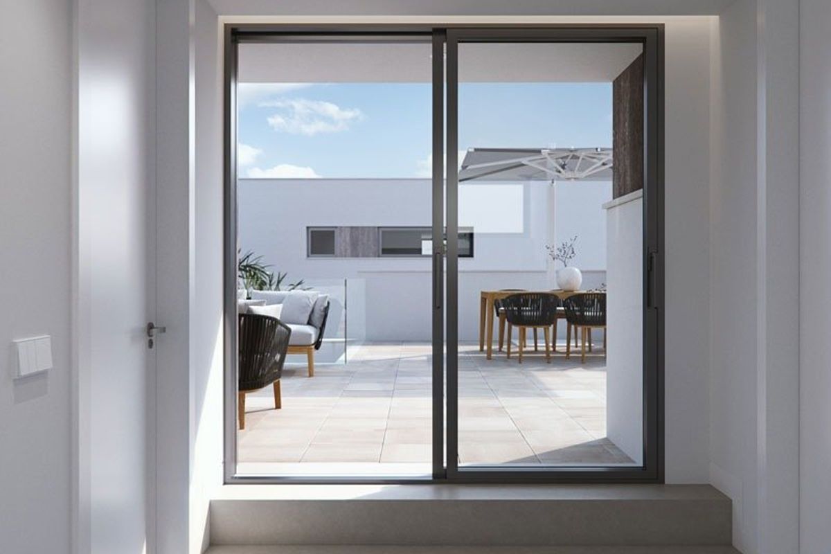 Uitzicht op moderne woonruimte die naar het terras leidt in 3-slaapkamer villa in Pilar de La Horadada