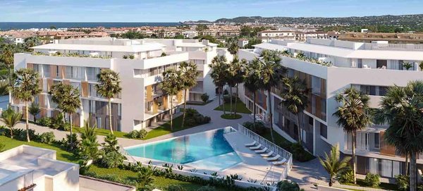 Buitenkant van een modern penthousecomplex met een zwembad in Jávea, Costa Blanca. Omgeven door palmbomen.