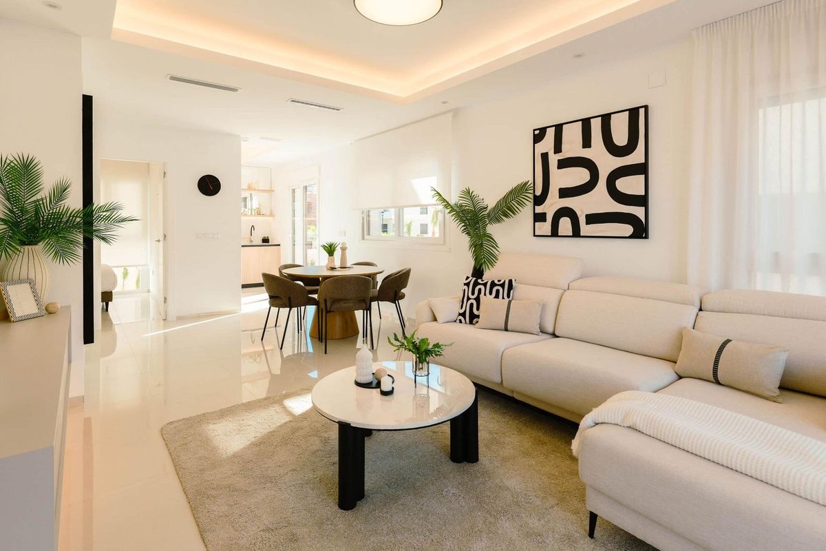 Moderne woonkamer met comfortabele zitplekken en eetruimte in een 3-slaapkamer townhouse in Rojales.