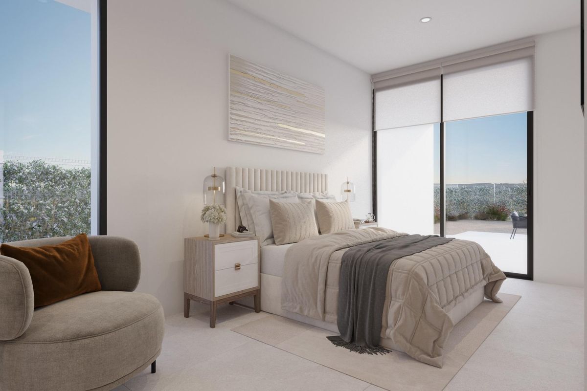 Elegante slaapkamer van een 3-slaapkamer villa in Fuente Álamo, Costa Calida, met een comfortabel bed en uitzicht op de tuin.