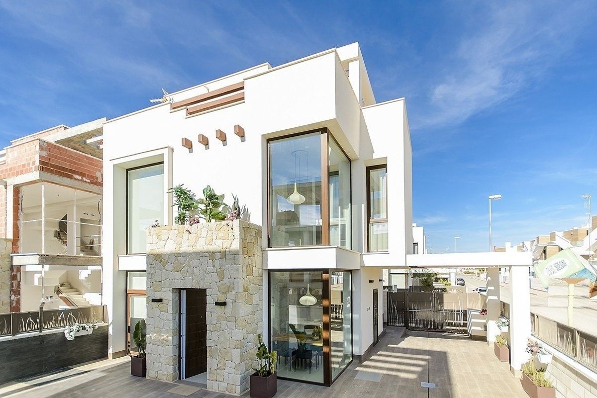 Moderne villa met glazen gevel in Vera, Costa de Almeria, toont heldere buitenkant en unieke architectuur.